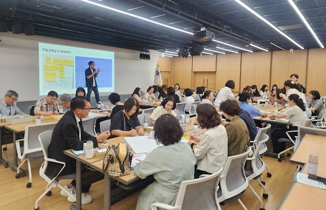경기도교육청 학교급식보건과가 진행한 자율선택급식 전문지원단 회의에서 참가자들이 '자율선택급식 정의하기' 활동을 하고 있다. 사진=경기도교육청