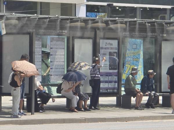10일 오전 11시 30분께 인천시 남동구 한 버스승강장에서 시민들이 더위를 피하고 있다.