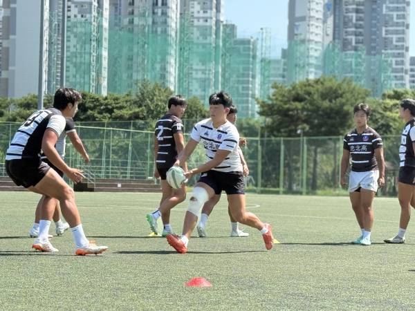 ▲ 10일 오후 3시쯤 충북 청주시 상당구 용정축구공원에서 충북고 럭비부가 훈련을 받고 있다./이용주기자