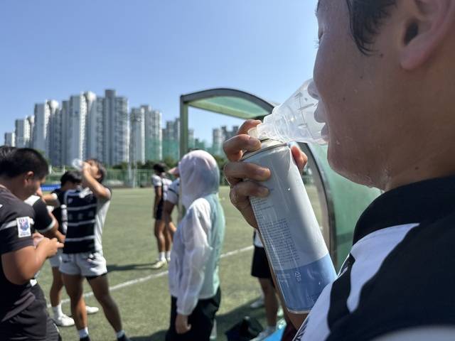 ▲ 10일 오후 3시30분쯤 충북 청주시 상당구 용정축구공원에서 충북고 럭비부 중 한 선수가 휴대용 산소통을 들이마시고 있다./이용주기자