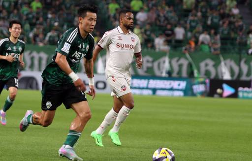 Hana Bank K -League 1 2025 Jeonbuk Hyundai and Suwon FC held at the Jeonju World Cup Stadium on the 17th. Jeonbuk Hyundai Kim Tae -hwan is shooting. Provided by Yonhap News