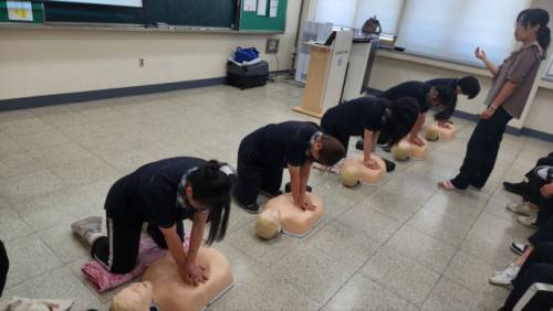 춘천한샘고등학교(교장:한세훈)는 10일 바이오코스메틱과 재학생 및 교사 48명을 대상으로 심폐소생술 교육을 진행했다.