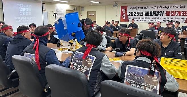 HD현대중공업 노조가 지난 4일 노조 대회의실에서 조합원 파업 찬반투표를 개표하고 있다. 이날 투표 결과 전체 조합원 대비 찬성 64%로 가결됐다. 금속노조 현대중지부 제공