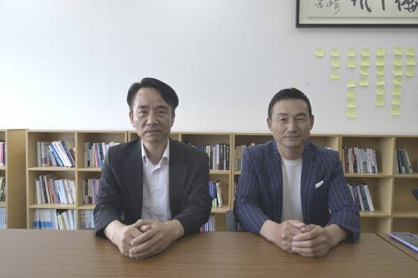 "기술과 사람을 연결하는 파트너로서의 책임을 다해 산업현장의 미래를 함께 만들어가겠다"고 말하는 이준우(왼쪽)메타글로벌파트너스 대표이사와 이성구 부사장.