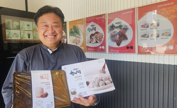 손창모 대장경식품 대표가 율피떡 제품을 들고 포즈를 취하고 있다.&nbsp; /유은상 기자