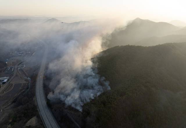 29일 경북 안동시 남후면 고하리 부근에서 산불이 재발화해 연기가 피어오르고 있다. 연합뉴스