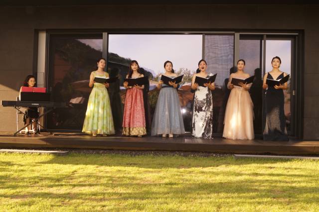 칠곡군 석적읍 시호재에서 Voice of Soprano 성악가들이 가곡을 부르고 있다. 전병용 기자