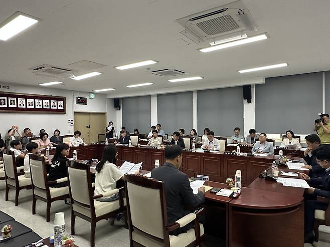 문경시의회와 모전초등학교가 개최한 청소년 정책 제안 간담회 모습. /모전초등학교 제공