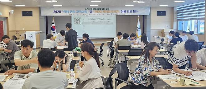 칠곡교육지원청(교육장 구서영)은 9일 관내 초등학교 연구부장 및 5~6학년 담임교사를 대상으로 연수회를 개최하고 있다. /칠곡교육청 제공