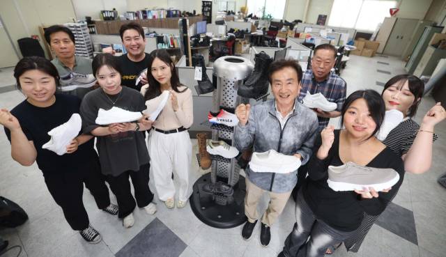 트렉스타 권동칠(가운데) 회장이 지난달 28일 부산 강서구 트렉스타 본사에서 직원들과 화이팅을 외치고 있다. 이재찬 기자 chan@