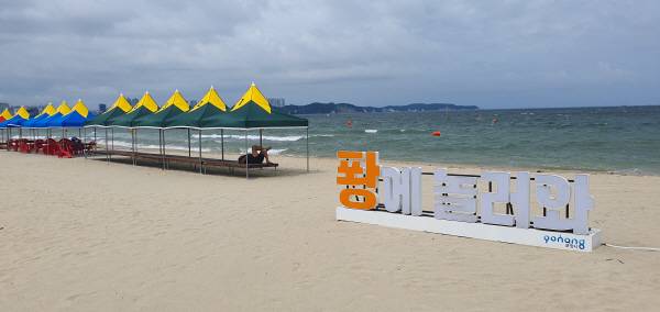 10일 포항시 남구 송도해수욕장에 그늘막이 설치돼 있다.송도해수욕장은 오는 12일 18년 만 재개장 한다. 황영우 기자