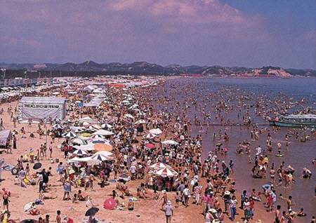 1975년께 피서객으로 붐비는 포항 송도해수욕장 모습.