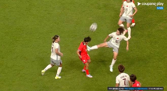 지소연이 경합 과정에서 중국 리우 징의 스터드에 가격당하고 있다. 사진=쿠팡플레이 중계 화면