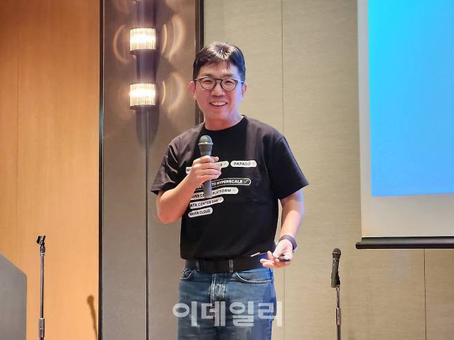 김유원 네이버클라우드 대표가 일본 오사카에 위치한 호텔 힐튼 오사카에서 기자간담회를 열고 개회사를 하고 있다.(사진=최연두 기자)