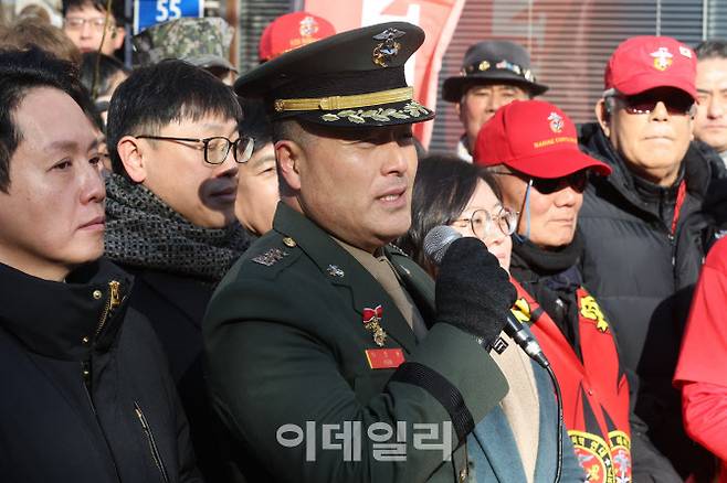 채해병 순직 사건과 관련해 항명과 상관명예훼손 혐의로 기소된 박정훈 해병대 대령이 지난 1월 9일 오전 서울 용산구 국방부 군사법원에서 열린 1심 선고 공판을 마친 뒤 ‘무죄’ 선고에 대한 소감을 밝히고 있다. (사진=이영훈 기자)