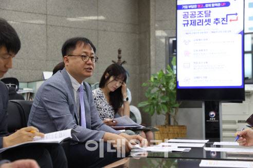 이형식 조달청 기획조정관(가운데)이 10일 정부대전청사 기자실에서 ‘다수공급자계약 등 핵심 조달제도 80개 규제리셋’ 관련 내용을 브리핑하고 있다. (사진=조달청 제공)