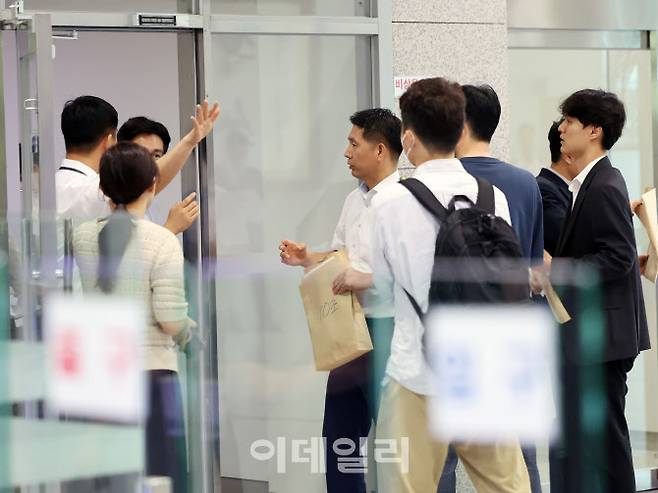 해병대원 순직사건 관련 의혹을 수사하는 이명현 특별검사팀이 10일 오전 서울 용산구 국방부에서 압수수색을 위해 들어서고 있다. (사진=뉴스1)