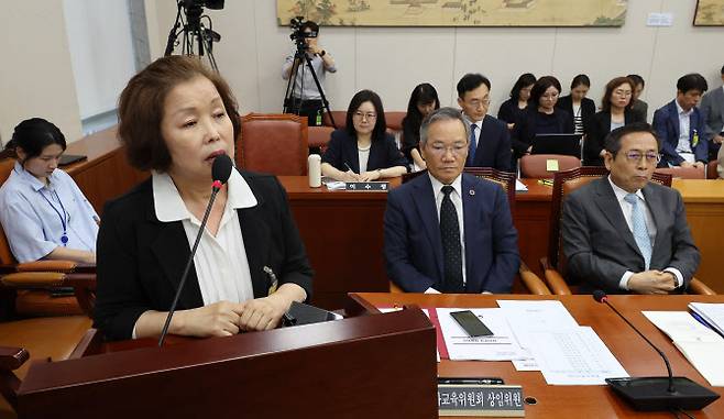 손효숙 리박스쿨 대표가 10일 서울 여의도 국회 교육위원회에서 열린 리박스쿨 청문회에 증인으로 출석해 의원 질의에 답변하고 있다. (사진=연합뉴스)