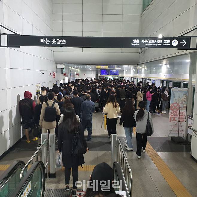 출퇴근 혼잡도로 악명 높은 김포 골드라인(사진=정두리 기자)