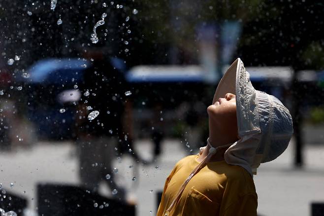 폭염이 계속되는 10일 서울 종로구 광화문광장 분수에서 어린이가 물놀이를 하며 더위를 식히고 있다. (사진=뉴시스)