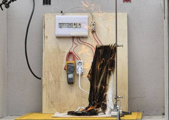 10일 오후 부산 연제구 부산소방재난본부 훈련탑 앞에서 진행된 ‘멀티탭 발화 위험 요인’ 실험. (사진=뉴시스)