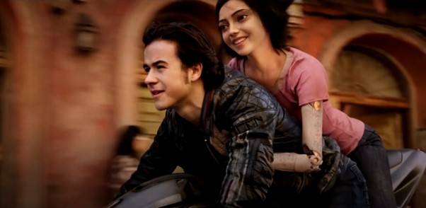 눈이 크지 않은 다른 인물들과 함께 등장할 때 어색함이 더 두드러집니다. [사진='알리타' 티저 예고편]