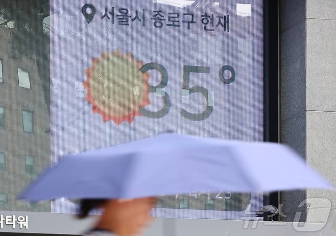 폭염이 이어지고 있는 9일 서울 종로구 한 건물 외벽에 현재기온 35도가 표시되고 있다. 2025.7.9/뉴스1 ⓒ News1 김도우 기자