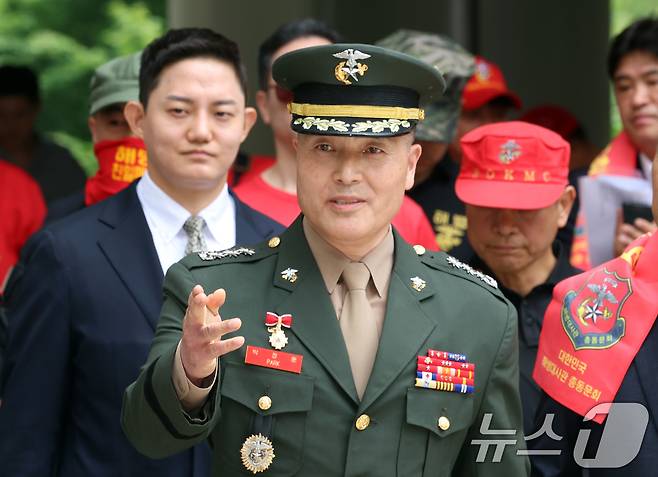 박정훈 대령이 지난 달 27일 오후 서울 서초구 고등법원에서 열린 상관명예훼손 등 2심 공판에 출석하고 있다.  2025.6.27/뉴스1 ⓒ News1 김명섭 기자