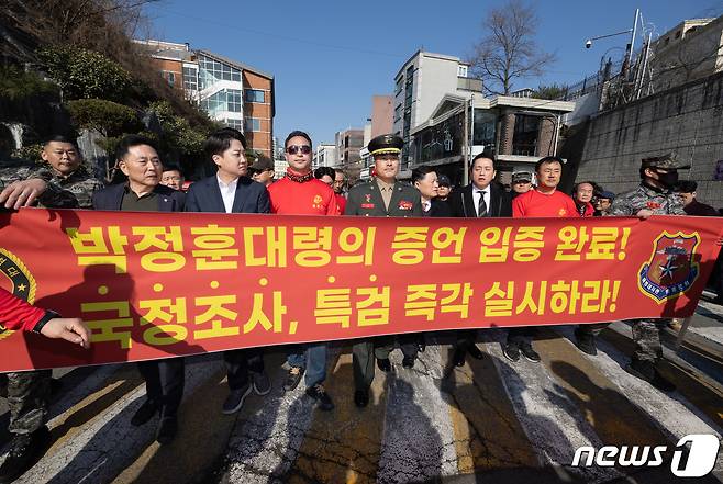 해병대 채모 상병 순직사건 수사 이첩 관련 항명 및 상관명예훼손 혐의로 기소된 박정훈 전 해병대 수사단장(대령)이 지난해 3월 21일 오전 서울 용산구 중앙지역군사법원에서 열린 3차 공판에 출석하고 있다. 2024.3.21/뉴스1 ⓒ News1 이재명 기자
