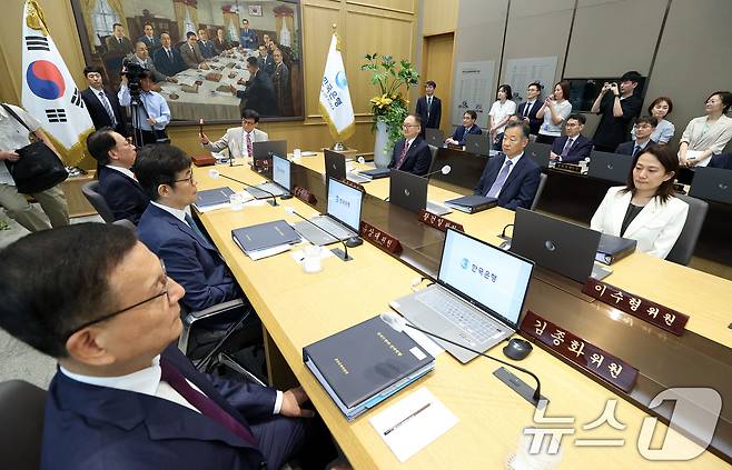 이창용 한국은행 총재가 10일 오전 서울 중구 한국은행에서 열린 금융통화위원회 본회의를 주재하고 있다. 2025.7.10/뉴스1 ⓒ News1 사진공동취재단