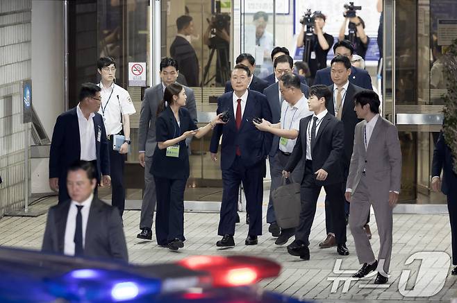 12·3 비상계엄과 관련해 특검 수사를 받는 윤석열 전 대통령이 9일 밤 서울중앙지법에서 두 번째 구속 전 피의자심문(영장실질심사)을 마친 뒤 대기장소인 서울구치소로 이동하고 있다. 2025.7.9/뉴스1 ⓒ News1 사진공동취재단