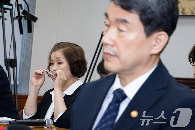 손효숙 리박스쿨 대표가 10일 서울 여의도 국회에서 열린 교육위원회 리박스쿨 청문회에 출석해 의원들의 발언을 지켜보고 있다. 2025.7.10/뉴스1 ⓒ News1 유승관 기자