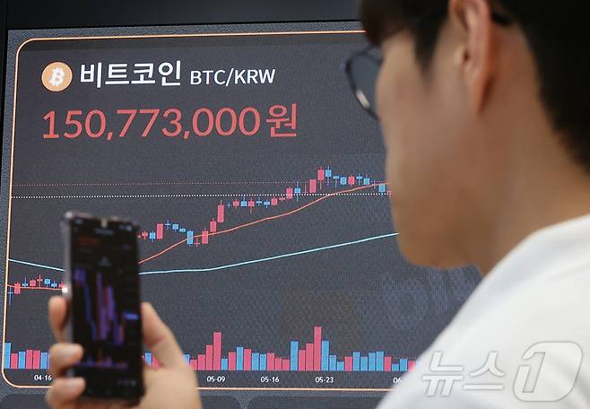 10일 오후 서울 강남구 서초구 빗썸라운지 강남본점 전광판에 비트코인 거래 가격이 표시되고 있다. 2025.7.10/뉴스1 ⓒ News1 김진환 기자