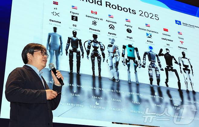 황정훈 한국전자기술연구원 지능로보틱스연구센터 센터장이 10일 서울 여의도 한국거래소 컨퍼런스홀에서 'AI 휴머노이드, 인간과 기계의 공존 시대'를 주제로 열린 2025 뉴스1 테크포럼(NTF)에서 '로봇 노동자 확산의 시대 - 안전펜스를 벗어나 제조·물류·서비스 전산업으로'에 대해 주제강연을 하고 있다. 2025.7.10/뉴스1 ⓒ News1 박정호 기자