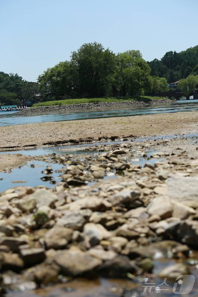 10일 충북 제천 의림지가 마른 장마와 폭염 등으로 바닥을 드러내고 있다. 2025.7.10/뉴스1 ⓒ News1 손도언 기자