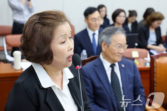 손효숙 리박스쿨 대표가 10일 서울 여의도 국회 교육위원회에서 열린 리박스쿨 청문회에 출석해 의원 질의에 답하고 있다. 2025.7.10/뉴스1 ⓒ News1 안은나 기자