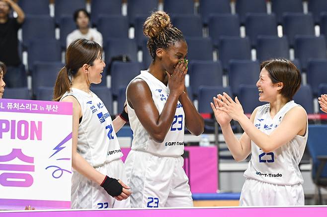 도쿄 하네다 아이베 에스더 치캄소(가운데)가 10일 부산 사직체육관에서 열린 2025 WKBL 퓨처스리그 결승 일본대학선발과 경기에서 승리하며 우승을 차지한 후 MVP로 호명되자 기뻐하고 하고 있다. 사진 | WKBL