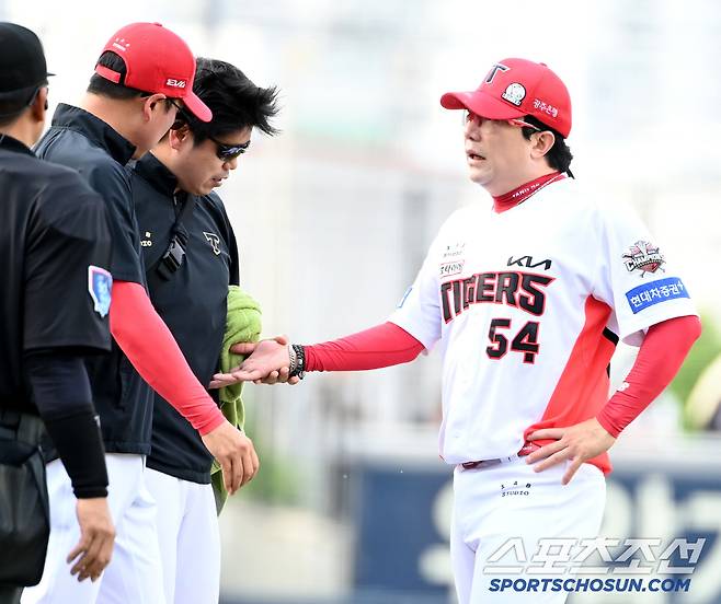 8일 광주 KIA챔피언스필드에서 열린 한화와 KIA의 경기, 2회초 KIA 양현종이 한화 이진영의 타구에 오른손을 맞은 뒤 상태를 점검하고 있다. 광주=허상욱 기자wook@sportschosun.com/2025.06.08/