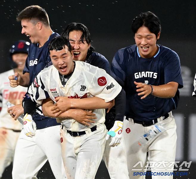 9일 부산 사직야구장에서 열린 두산과 롯데의 경기, 연장 11회말 롯데 이호준이 끝내기 안타로 승리를 가져왔다. 이호준이 동료들과 기쁨을 나누고 있다. 부산=허상욱 기자wook@sportschosun.com/2025.07.09/