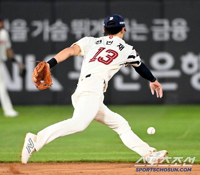 8일 부산사직야구장에서 열린 두산과 롯데의 경기, 7회초 롯데 유격수 전민재가 두산 강승호의 땅볼타구를 놓치고 있다. 부산=허상욱 기자wook@sportschosun.com/2025.07.08/