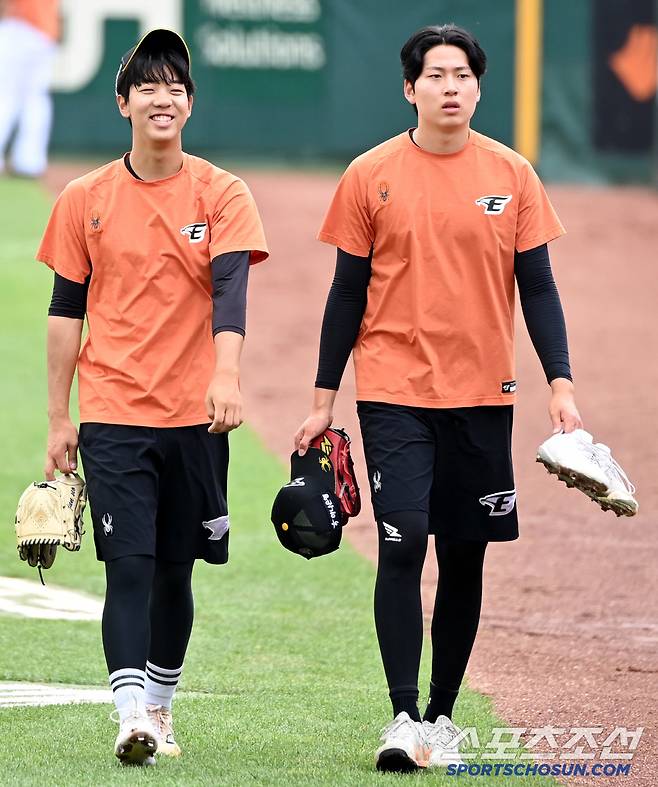밝은 표정으로 함께 훈련을 하고 있는 한화 황준서, 조동욱