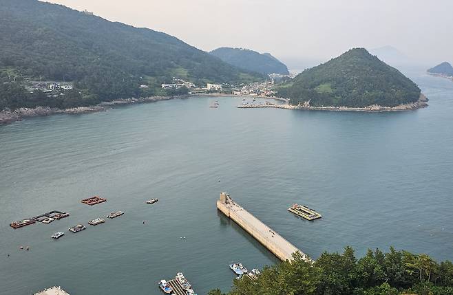 ◇쏠비차 남해 인근에는 바다좌대낚시를 비롯해 바지선 낚시체험을 할 수 있는 곳이 있고, 인근 방파제에서 낚시를 즐기는 이들도 쉽게 볼 수 있다. 사진=김세형