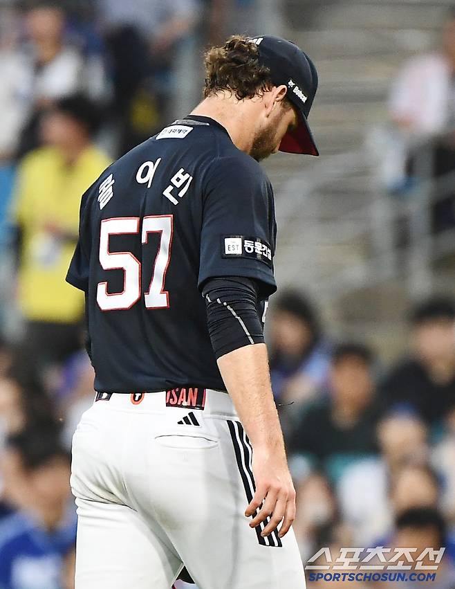 17일 대구 라이온즈파크에서 열린 두산-삼성전. 초반에 무너진 두산 선발 콜어빈이 3회 도중 강판되고 있다. 대구=정재근 기자 cjg@sportschosun.com/2025.6.17/