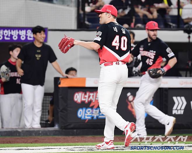 10일 대전 한화생명 볼파크에서 열린 한화와 KIA의 경기. 5회말 2사 1, 2루. 최인호 볼넷 때 유로결이 3루에서 견제사를 당했다. 김태군 포수에게 박수를 보내는 KIA 네일. 대전=송정헌 기자songs@sportschosun.com/2025.07.10/