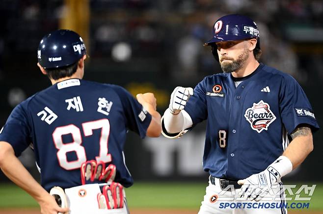 10일 부산 사직야구장에서 열린 두산과 롯데의 경기, 7회초 2사 2루 두산 케이브가 1타점 적시타를 치고 기뻐하고 있다. 부산=허상욱 기자wook@sportschosun.com/2025.07.10/