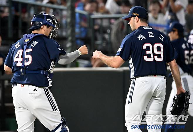 10일 부산 사직야구장에서 열린 두산과 롯데의 경기, 5회말 2사 1,3루 위기를 넘긴 두산 잭로그 김기연 배터리가 서로를 격려하고 있다. 부산=허상욱 기자wook@sportschosun.com/2025.07.10/