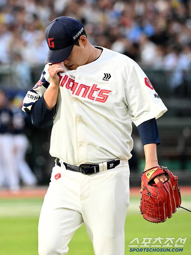 10일 부산 사직야구장에서 열린 두산과 롯데의 경기, 3회초 3실점 후 이닝을 마친 나균안이 더그아웃으로 향하며 땀을 닦아내고 있다. 부산=허상욱 기자wook@sportschosun.com/2025.07.10/