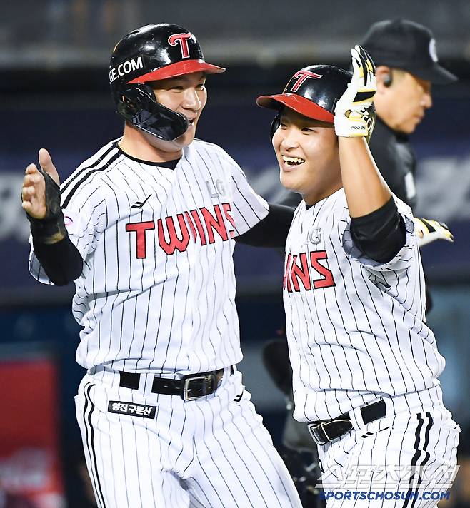 10일 서울 잠실구장에서 열린 키움-LG전. 7회말 1사 1루 박관우가 동점 투런포를 친 후 오지환과 함께 환호하고 있다. 잠실=정재근 기자 cjg@sportschosun.com/2025.7.10/