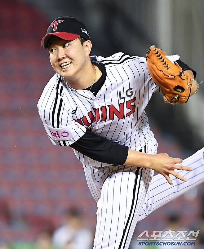 10일 서울 잠실구장에서 열린 키움-LG전. 9회초 유영찬이 투구하고 있다. 잠실=정재근 기자 cjg@sportschosun.com/2025.7.10/