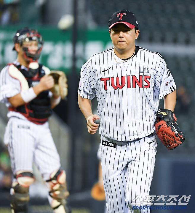 10일 서울 잠실구장에서 열린 키움-LG전. 5회초 1사 1루에서 선발 송승기가 교체되고 있다. 잠실=정재근 기자 cjg@sportschosun.com/2025.7.10/
